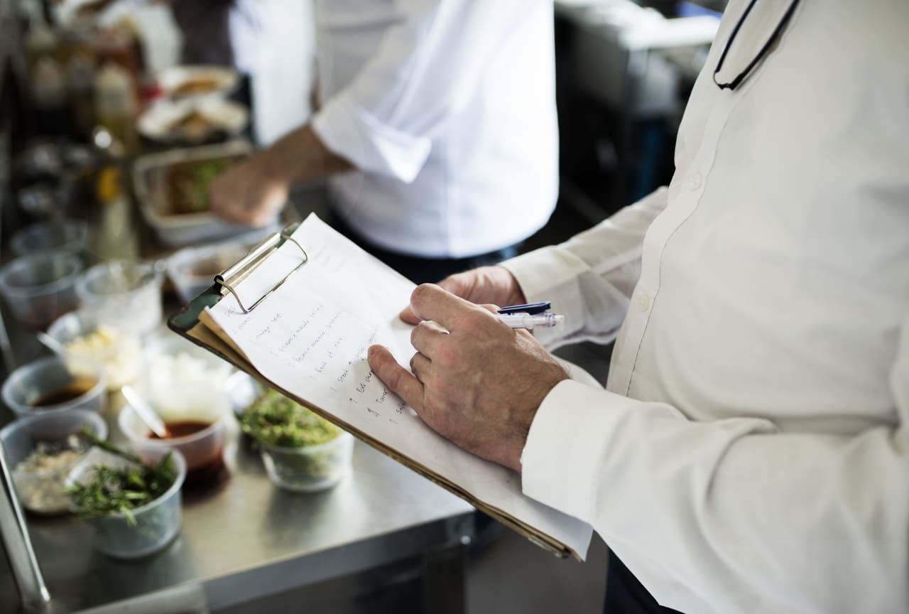 Chef fazendo checklist de itens no cardápio