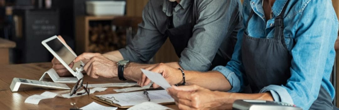 GEstores verificando ficha técnica em padaria