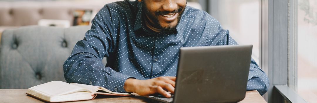 Gestores verificando ficha técnica em padaria