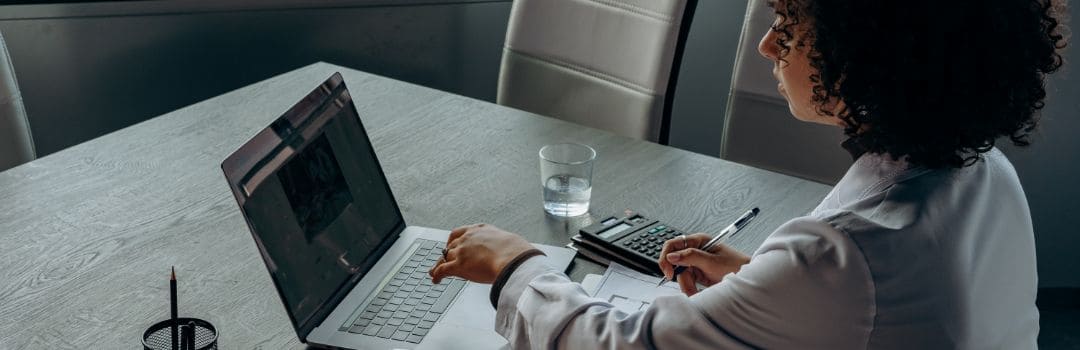 Gestores verificando ficha técnica em padaria